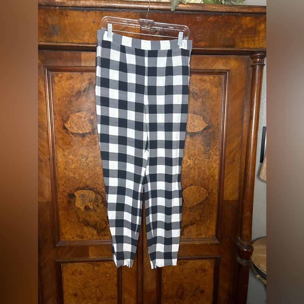 GUC Dolce & Gabana- Black & White Checkered Tapered Ankle Zip Pants. Size IT 46
